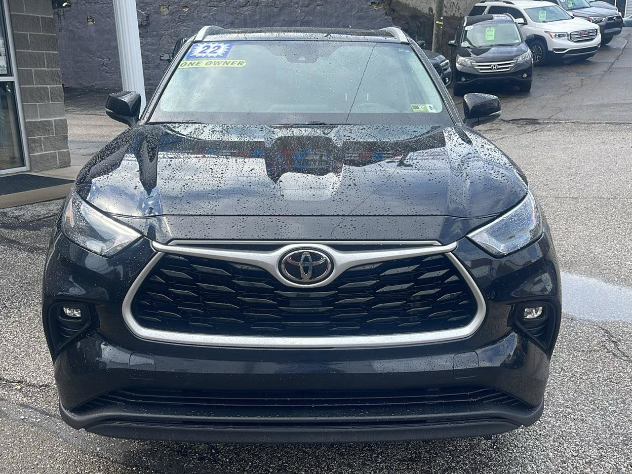 Used 2022 Toyota Highlander XLE AWD/4WD image 2