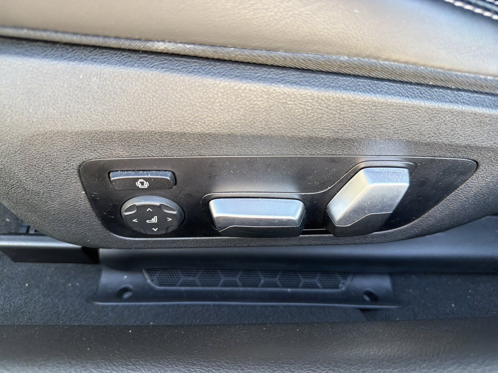Used 2024 BMW 840i Convertible RWD image 17