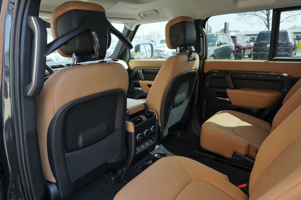New 2026 Land Rover Defender 130 X-Dynamic SE image 32