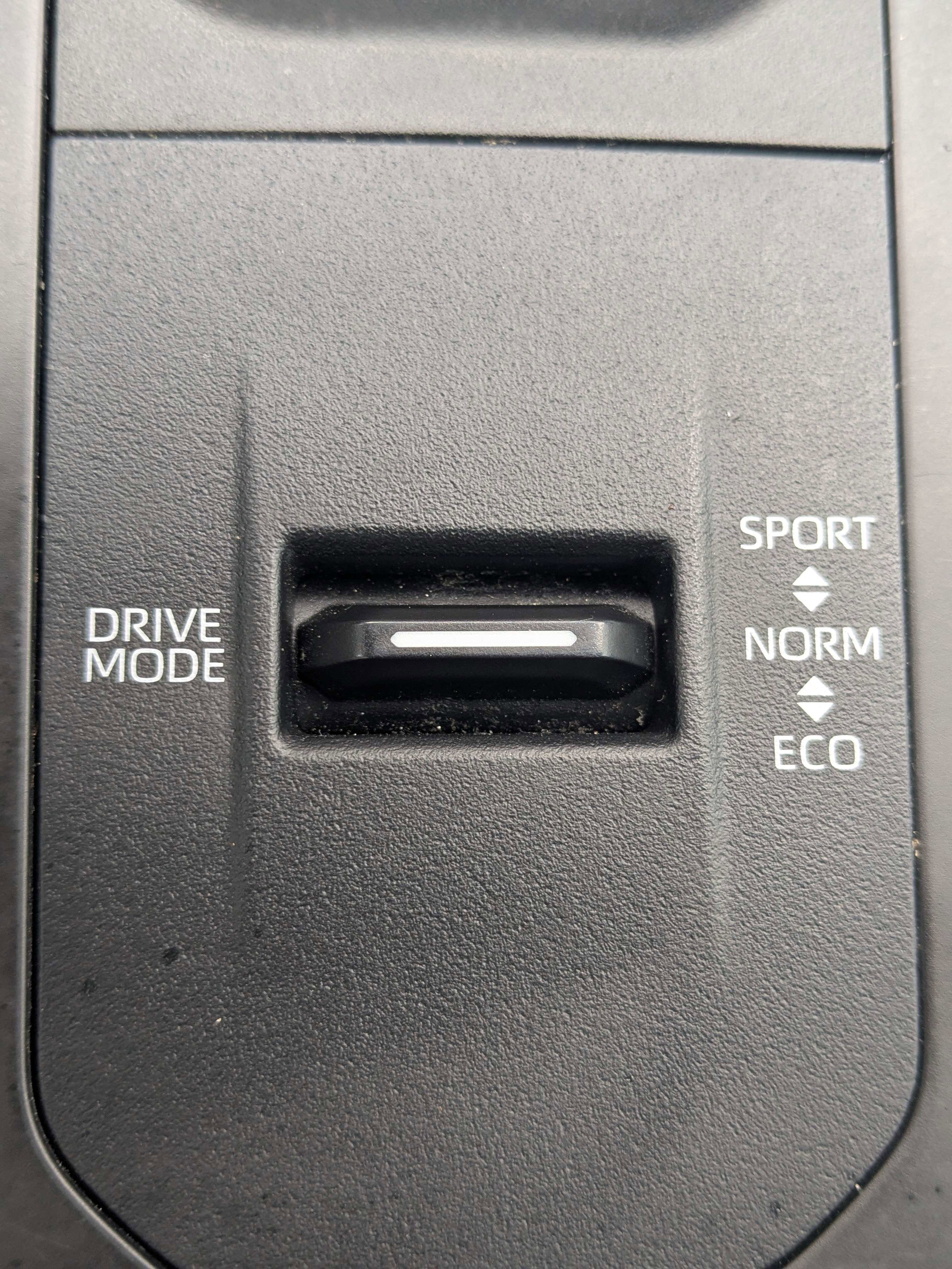 Used 2023 Toyota Highlander LE FWD image 31