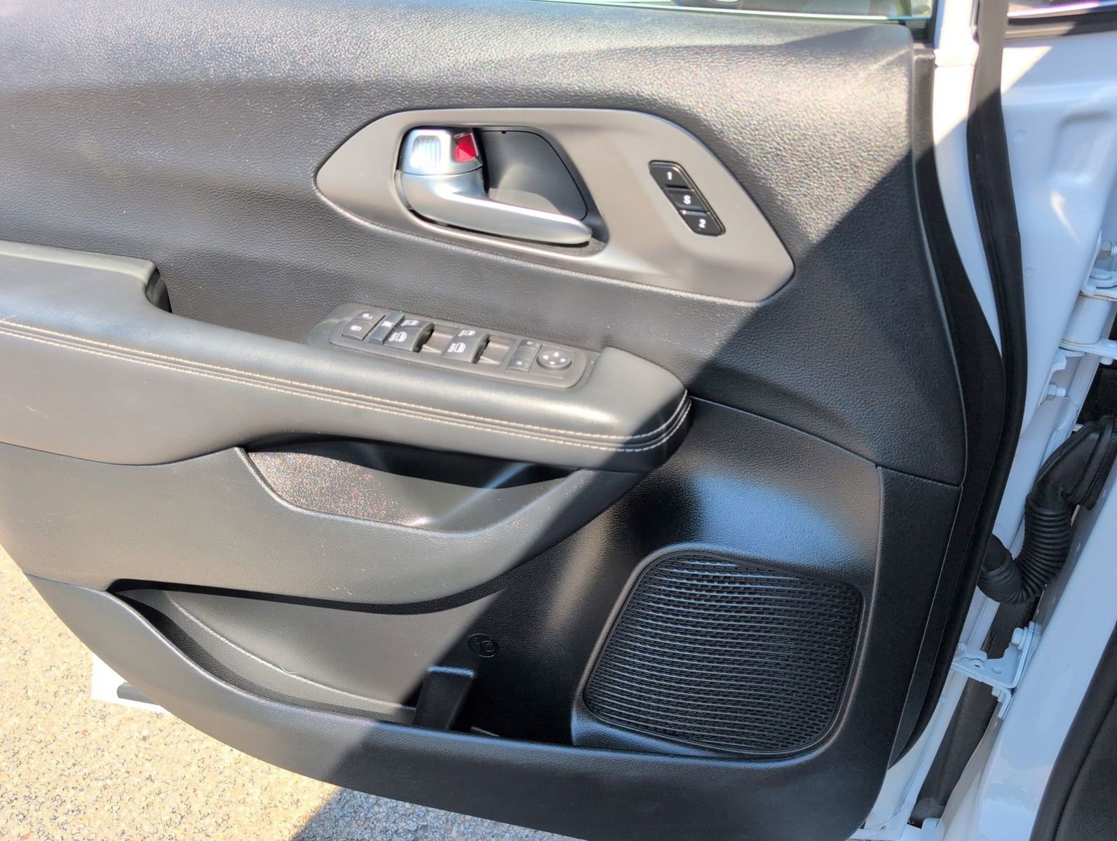 Used 2025 Chrysler Pacifica Select image 15