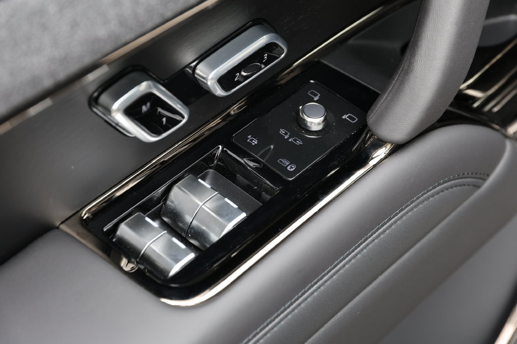 New 2025 Land Rover Range Rover Sport SE AWD/4WD image 9