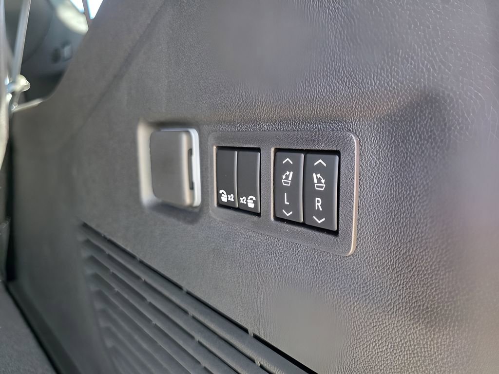 New 2026 Chevrolet Suburban RST image 8