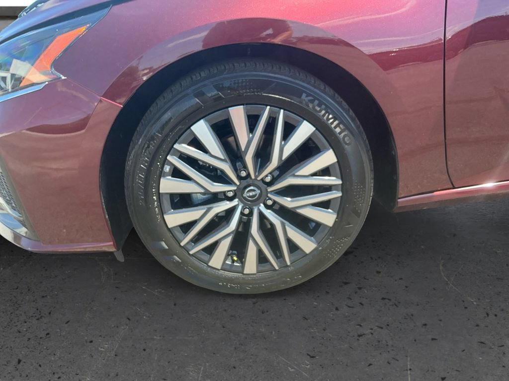 Used 2025 Nissan Altima 2.5 SV FWD image 13