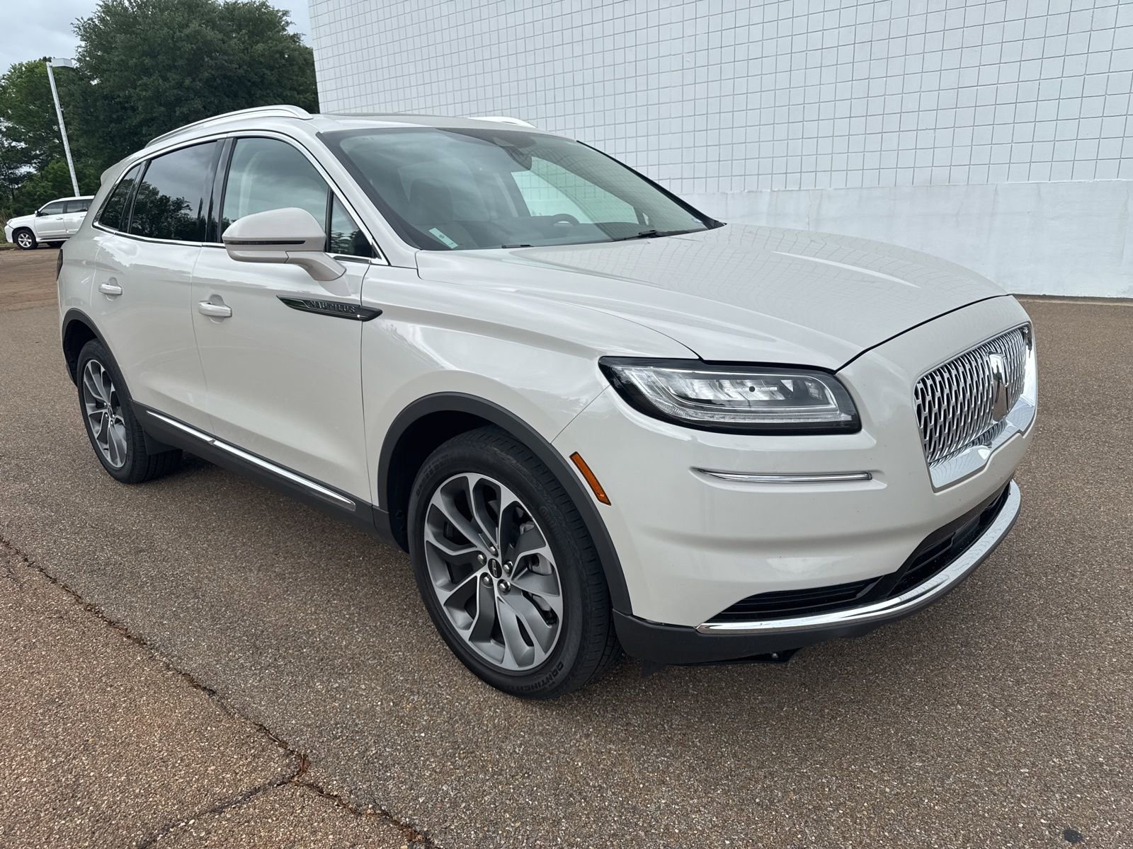 Used 2023 Lincoln Nautilus Reserve w/ Luxury Package image 1