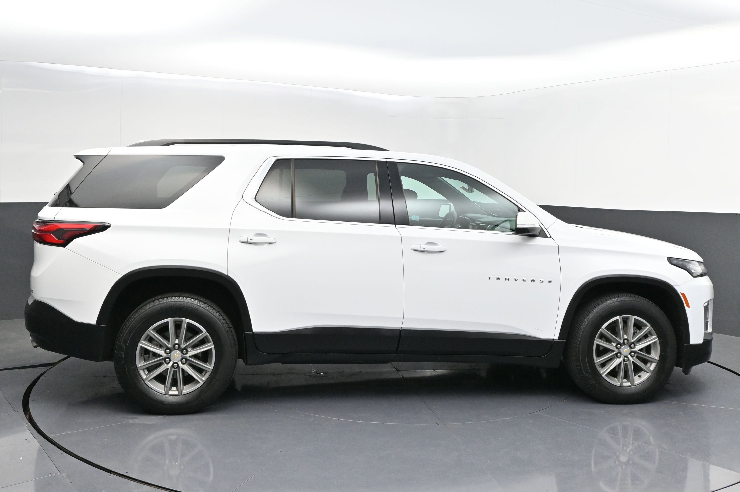 Used 2023 Chevrolet Traverse LT AWD/4WD image 8