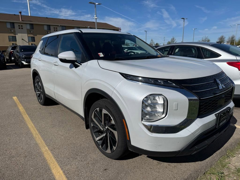 Used 2022 Mitsubishi Outlander ES AWD/4WD image 1