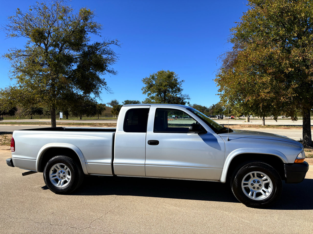 Used 2004 Dodge Dakota 2WD Club Cab w/ Tire & Handling Group image 46