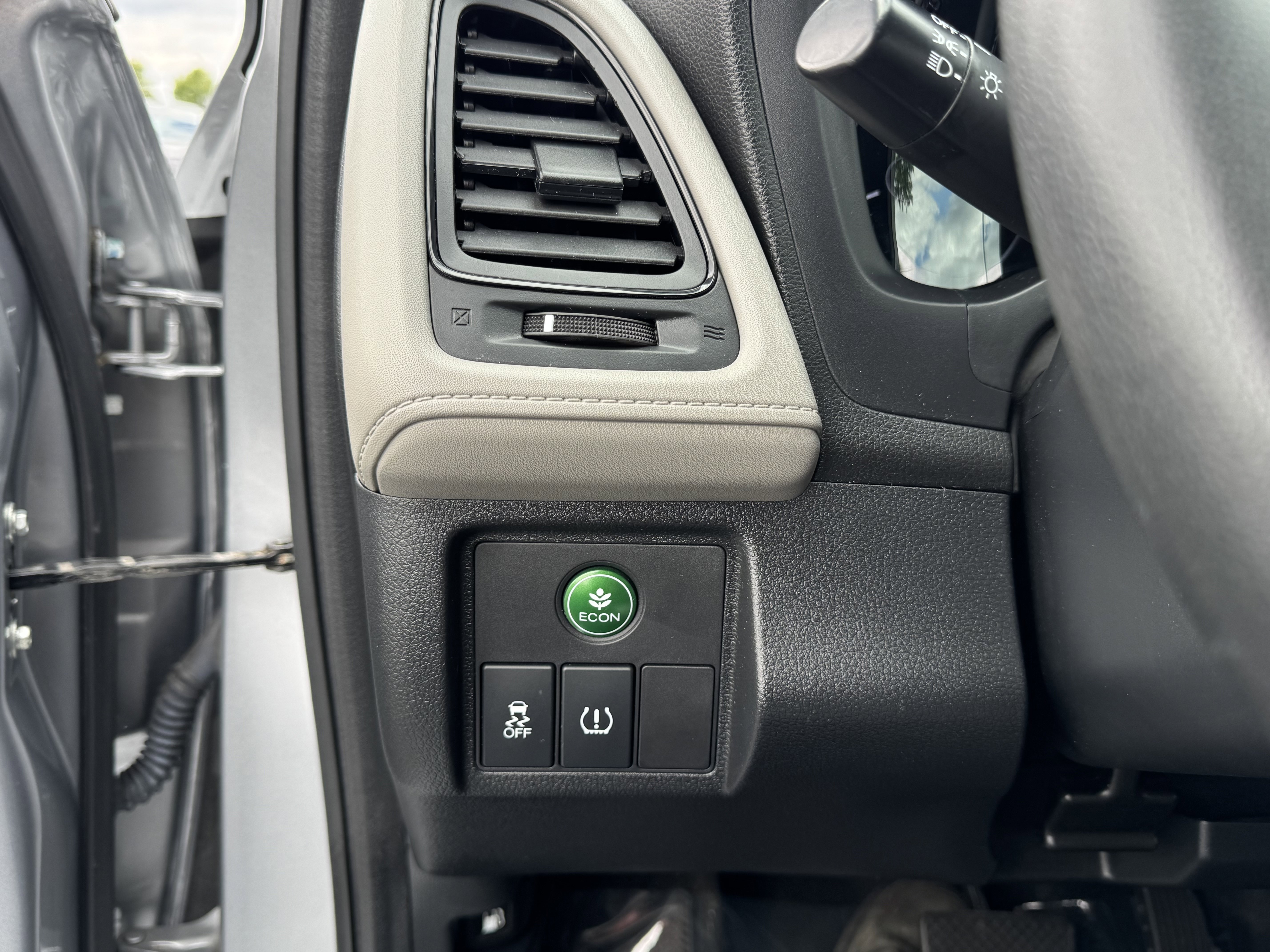 Used 2022 Honda HR-V LX image 16