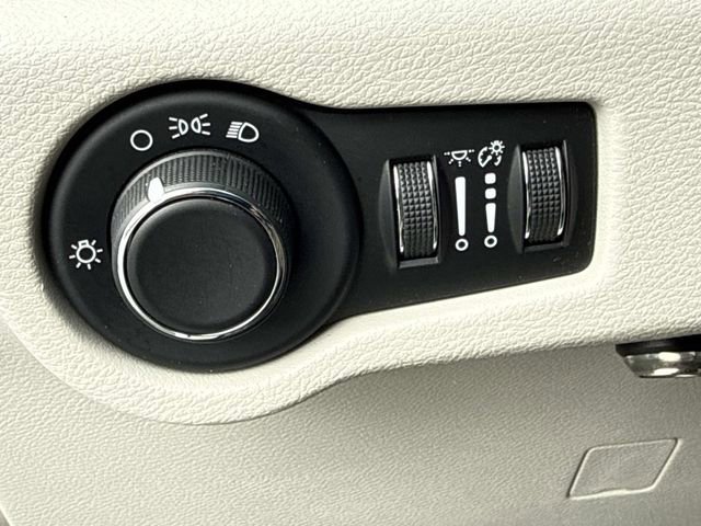 Used 2017 Chrysler Pacifica LX FWD image 10