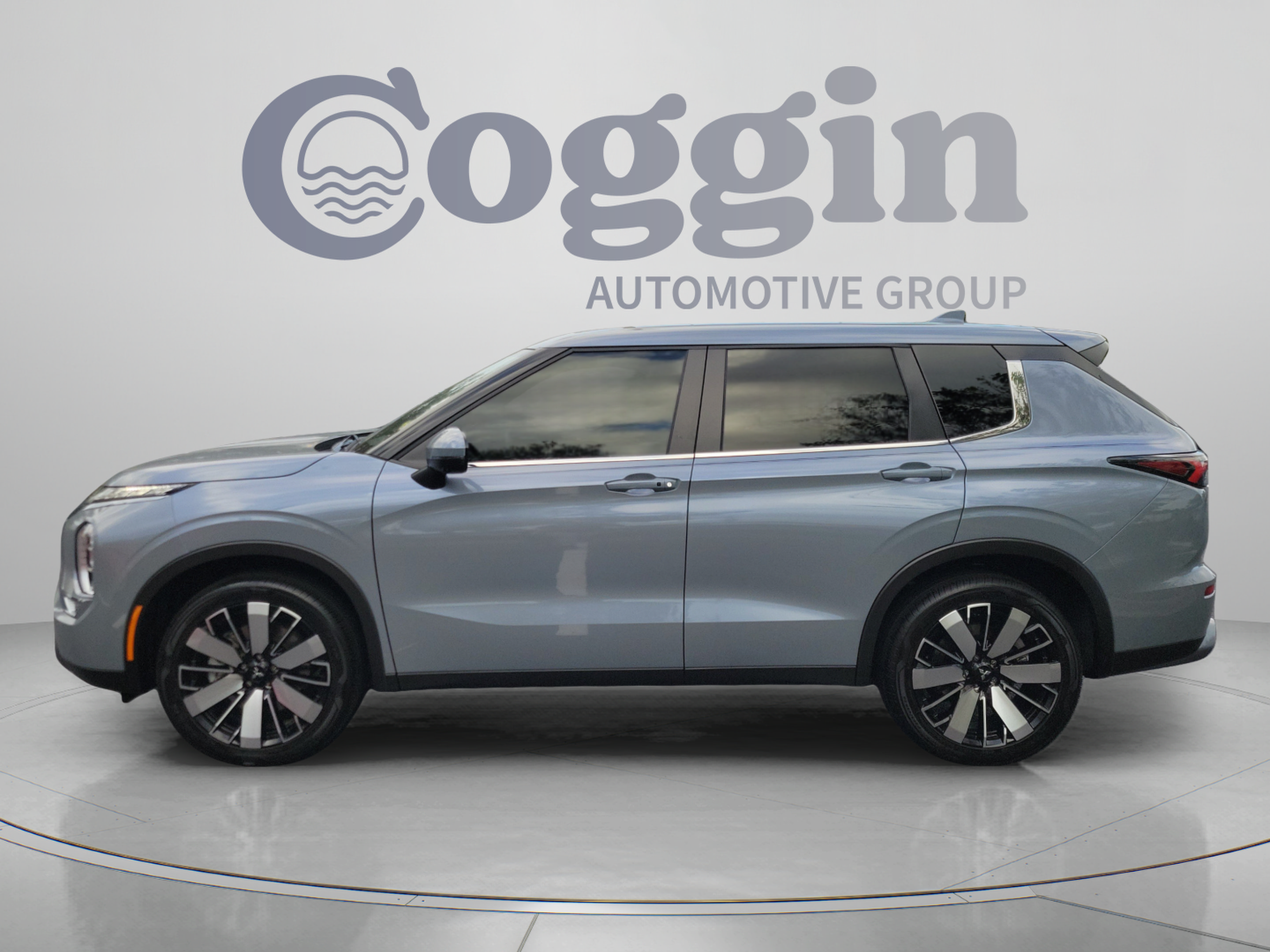 Used 2025 Mitsubishi Outlander SE FWD image 2