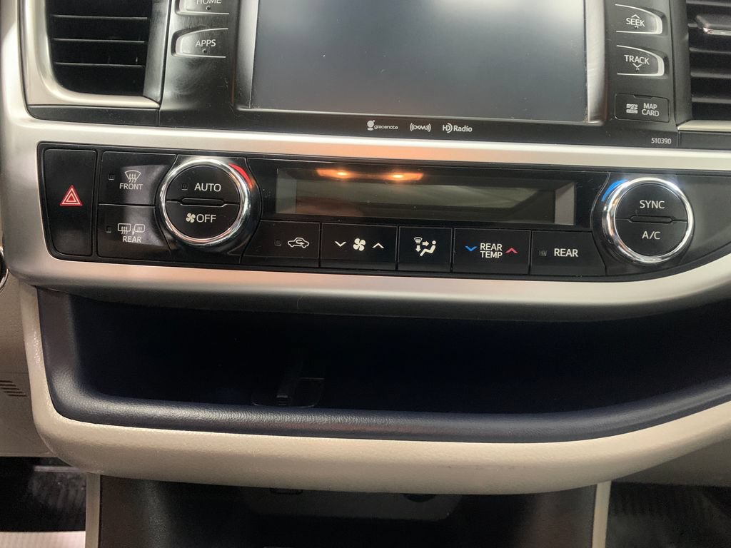 Used 2019 Toyota Highlander XLE AWD/4WD image 29