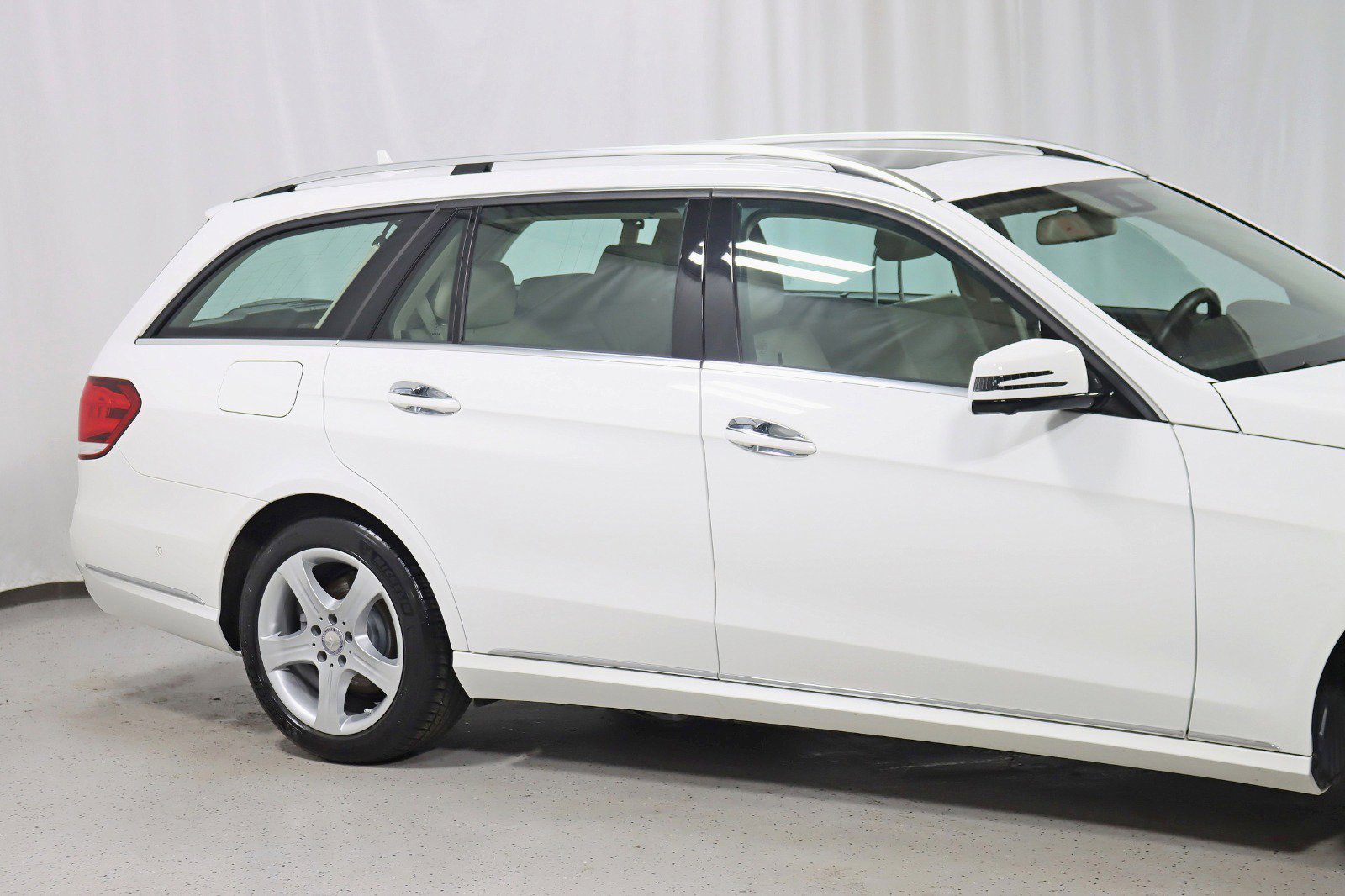 Used 2015 Mercedes-Benz E 350 E 350 4MATIC-Premium 1 Package w/ Premium 1 Package image 3