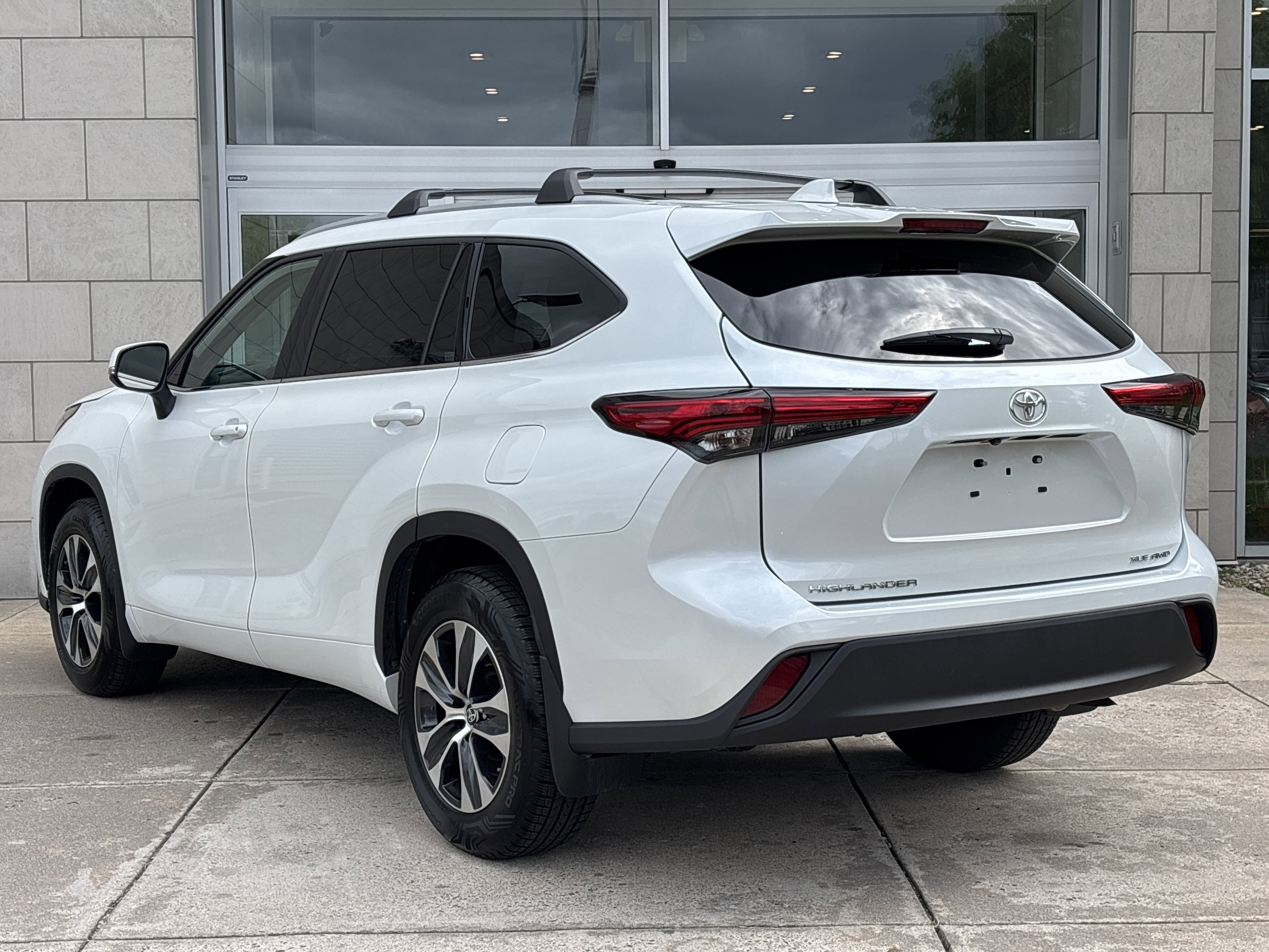 Used 2022 Toyota Highlander XLE AWD/4WD image 9