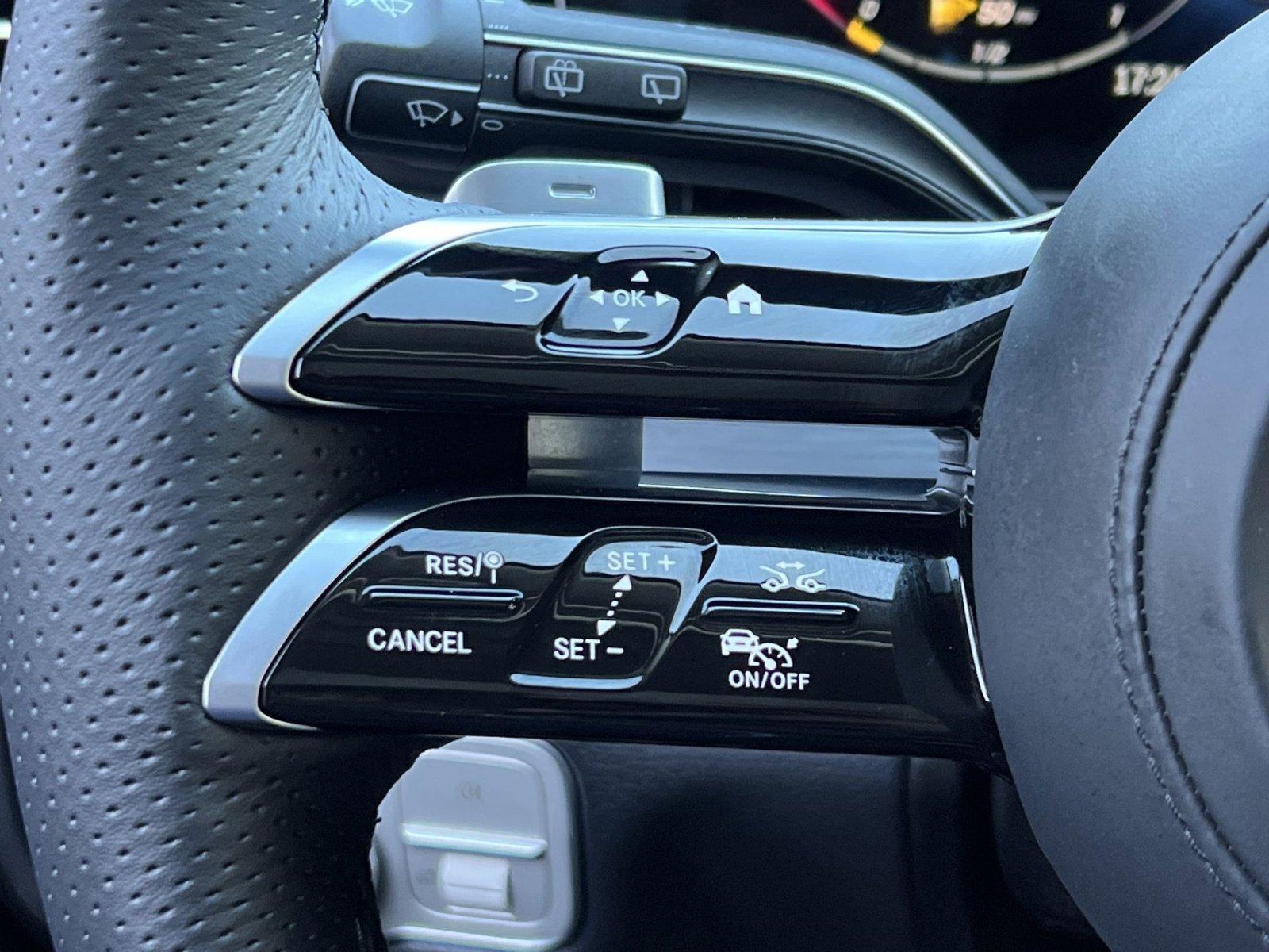 Certified 2026 Mercedes-Benz GLS 450 4MATIC image 32