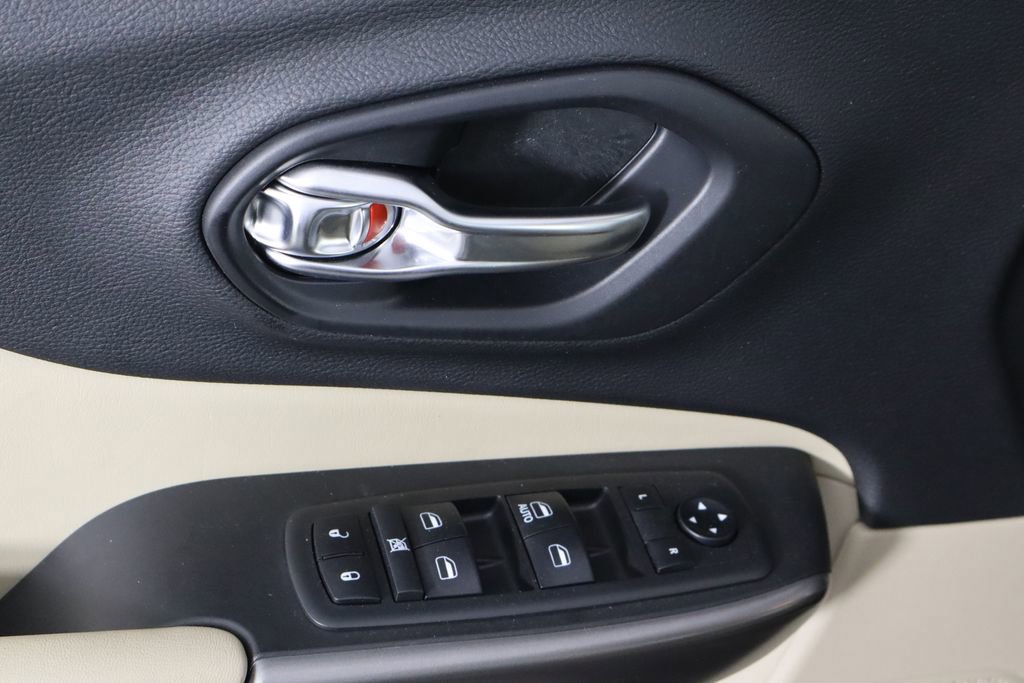 Used 2019 Jeep Cherokee Latitude w/ Popular Appearance Group AWD/4WD image 22