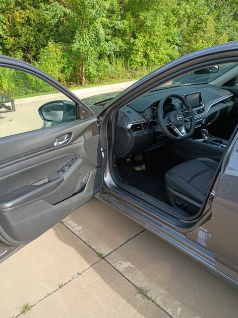 Used 2025 Nissan Altima 2.5 SV FWD image 10
