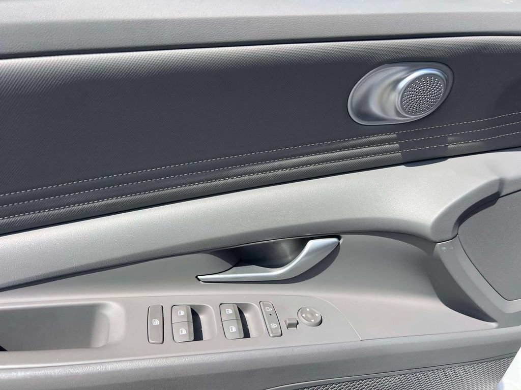 Certified 2025 Hyundai Elantra SEL FWD image 15