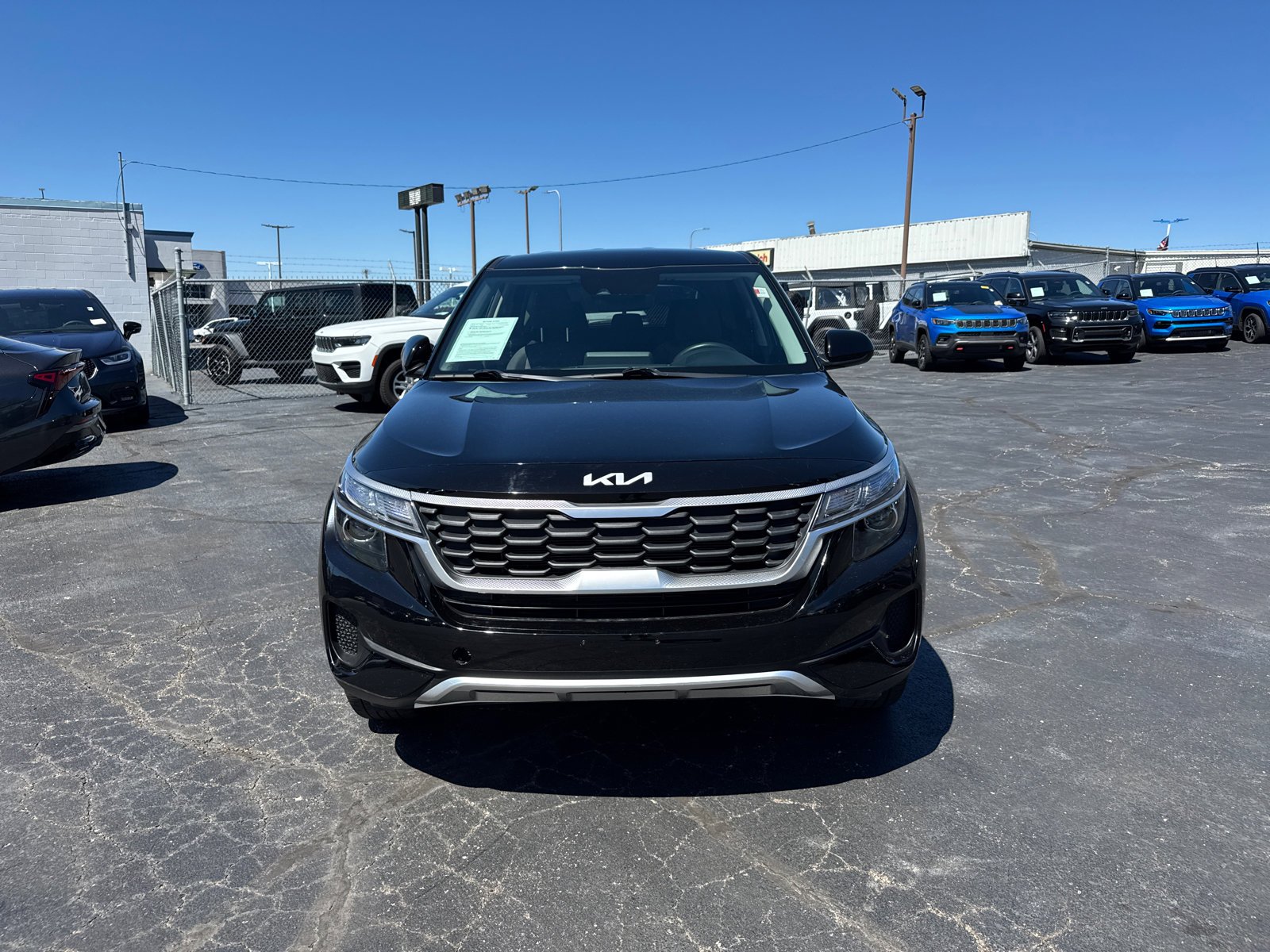 Used 2023 Kia Seltos LX image 2