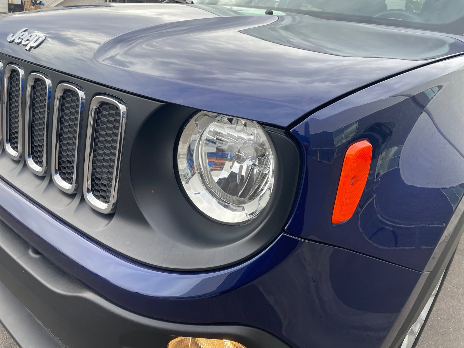 Used 2017 Jeep Renegade Latitude FWD image 9