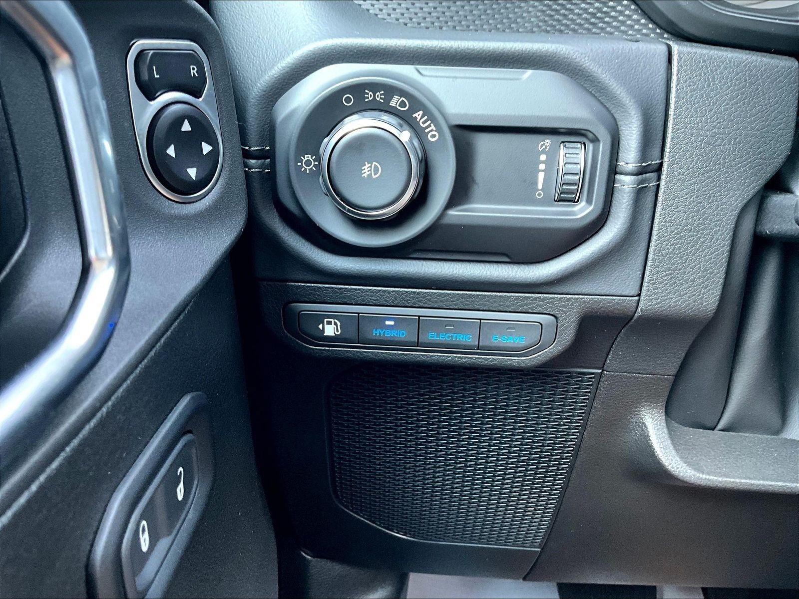 Used 2025 Jeep Wrangler Unlimited Rubicon 4xe w/ Convenience Group AWD/4WD image 38