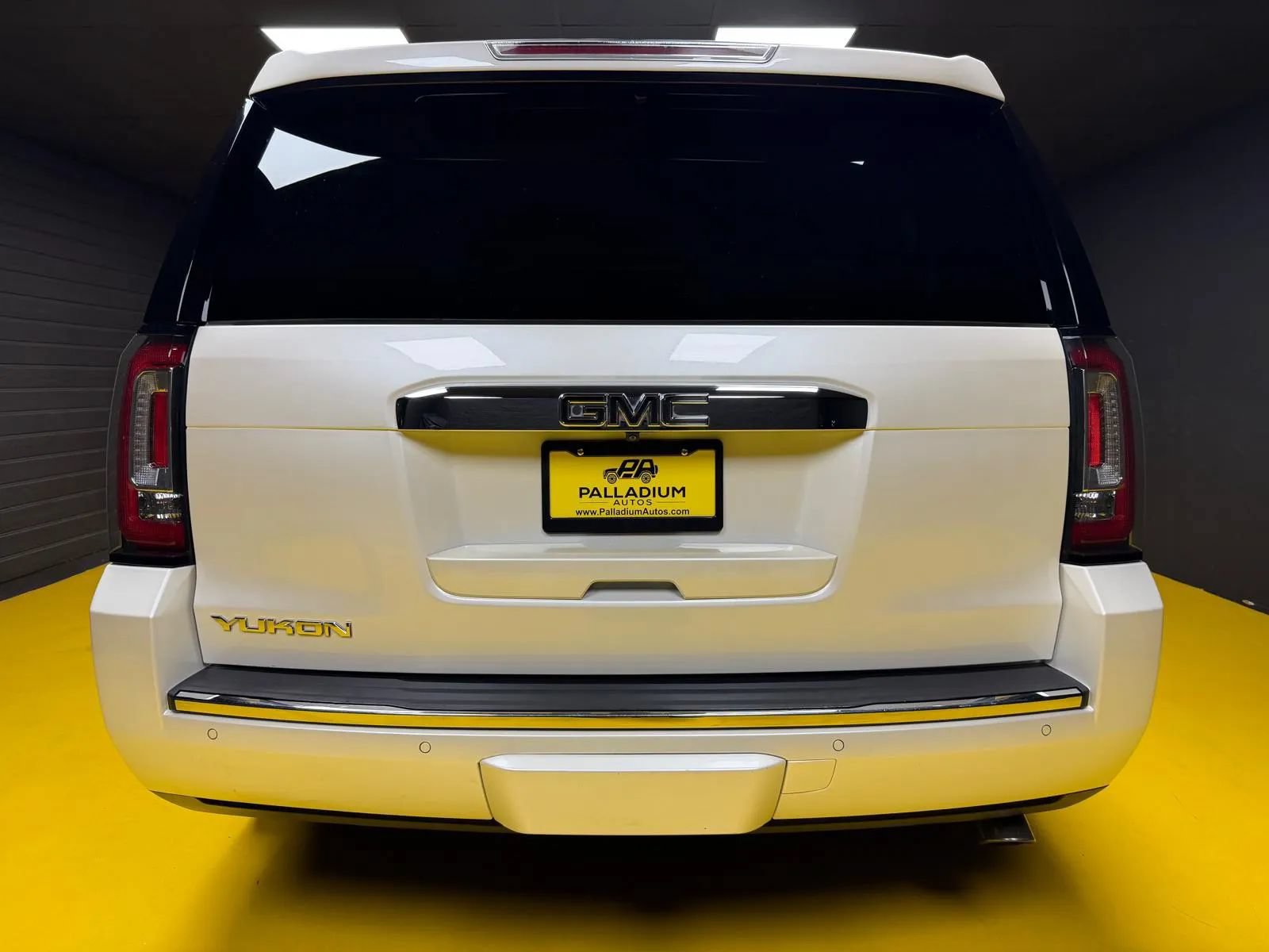 Used 2015 GMC Yukon Denali w/ Premium Package AWD/4WD image 4