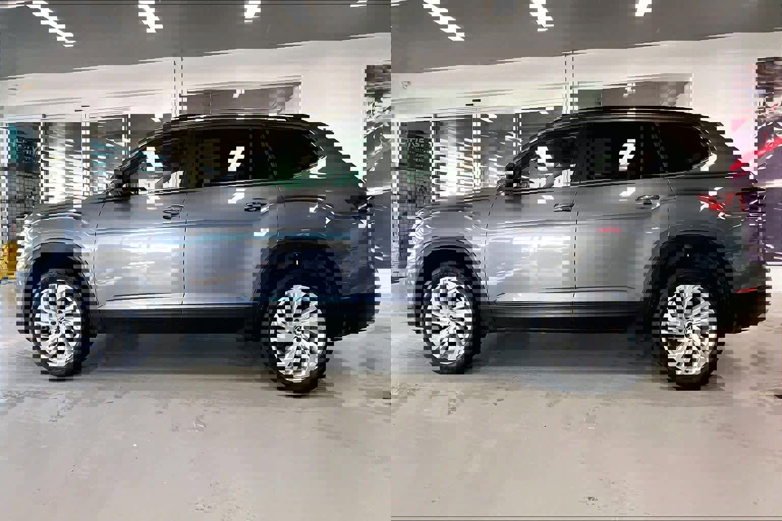 Used 2023 Volkswagen Atlas SE w/ Panoramic Sunroof Package image 3