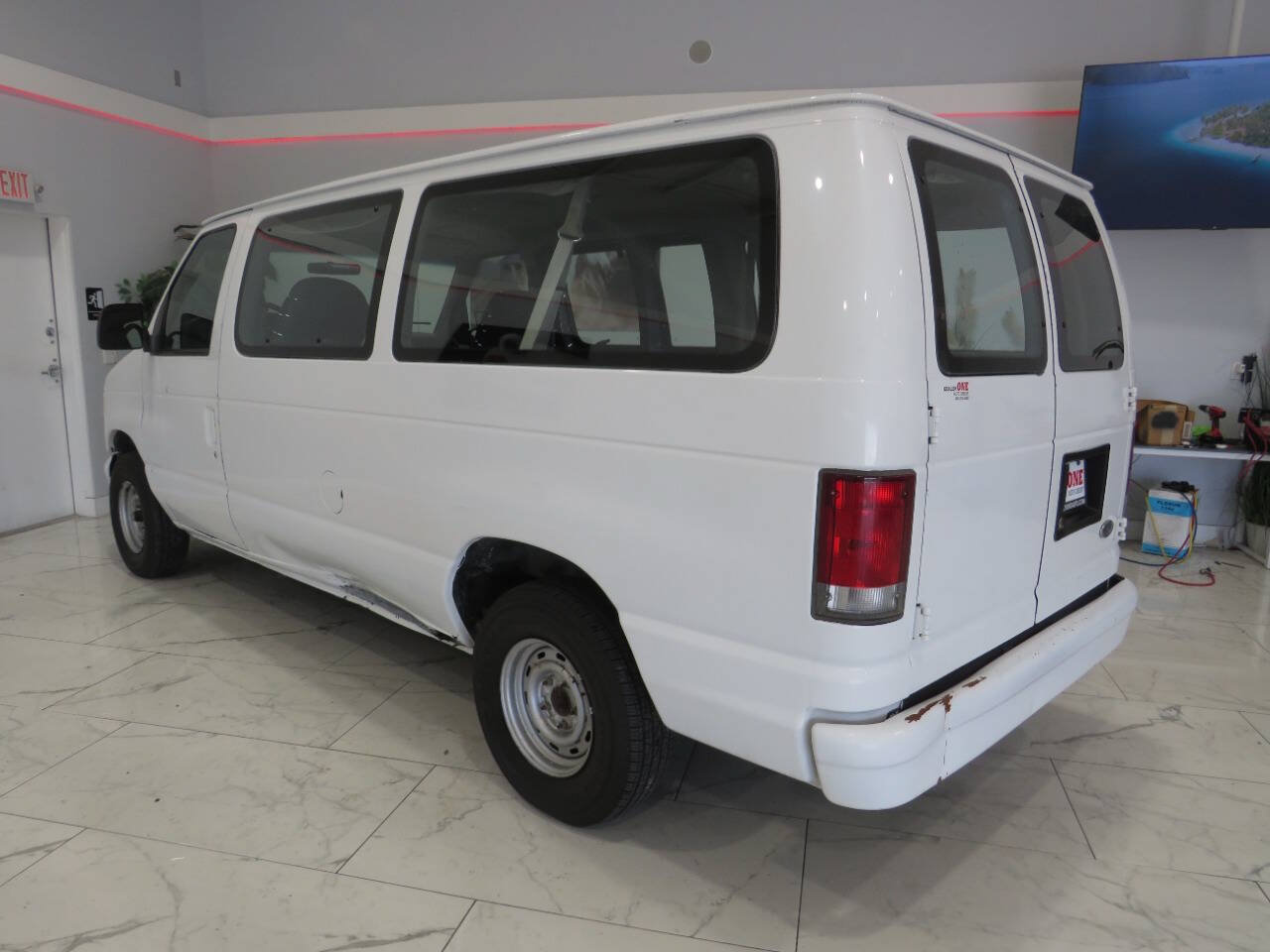 Used 1998 Ford E-150 and Econoline 150 Club Wagon RWD image 5