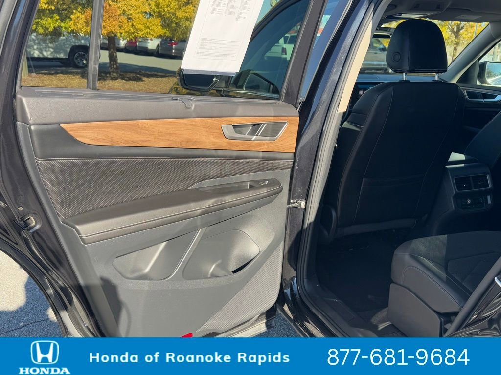 Used 2024 Volkswagen Atlas SE image 30