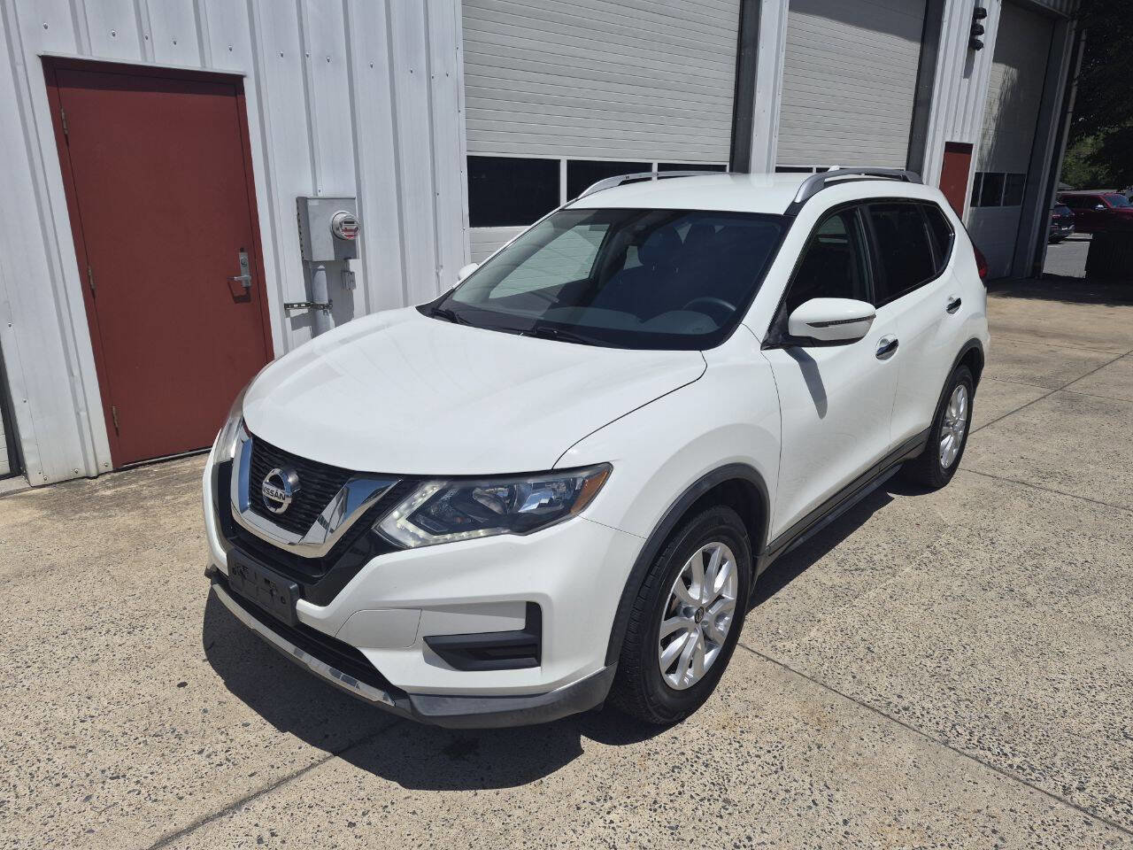 Used 2017 Nissan Rogue SV AWD/4WD image 1