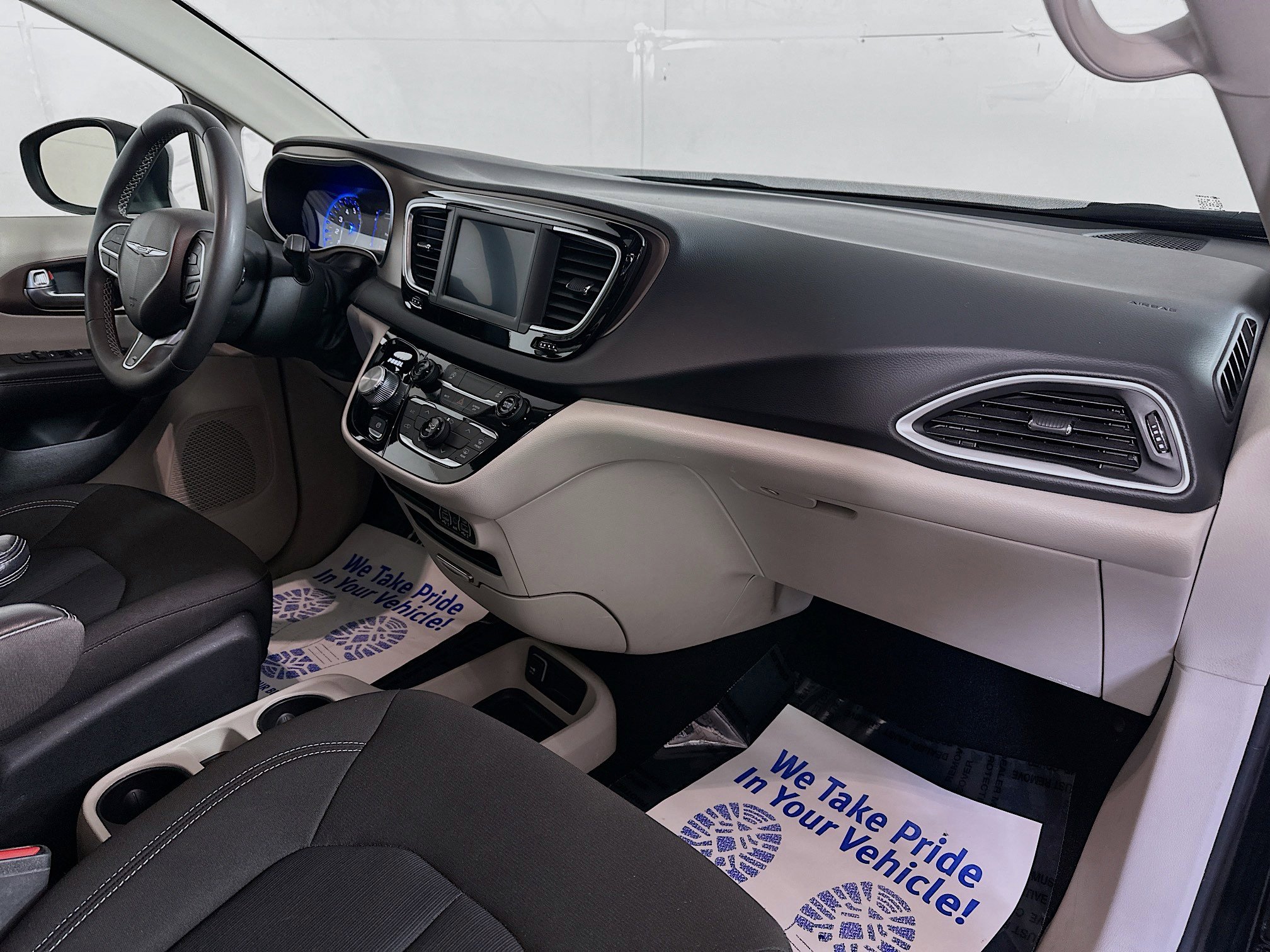 Used 2023 Chrysler Voyager LX image 28