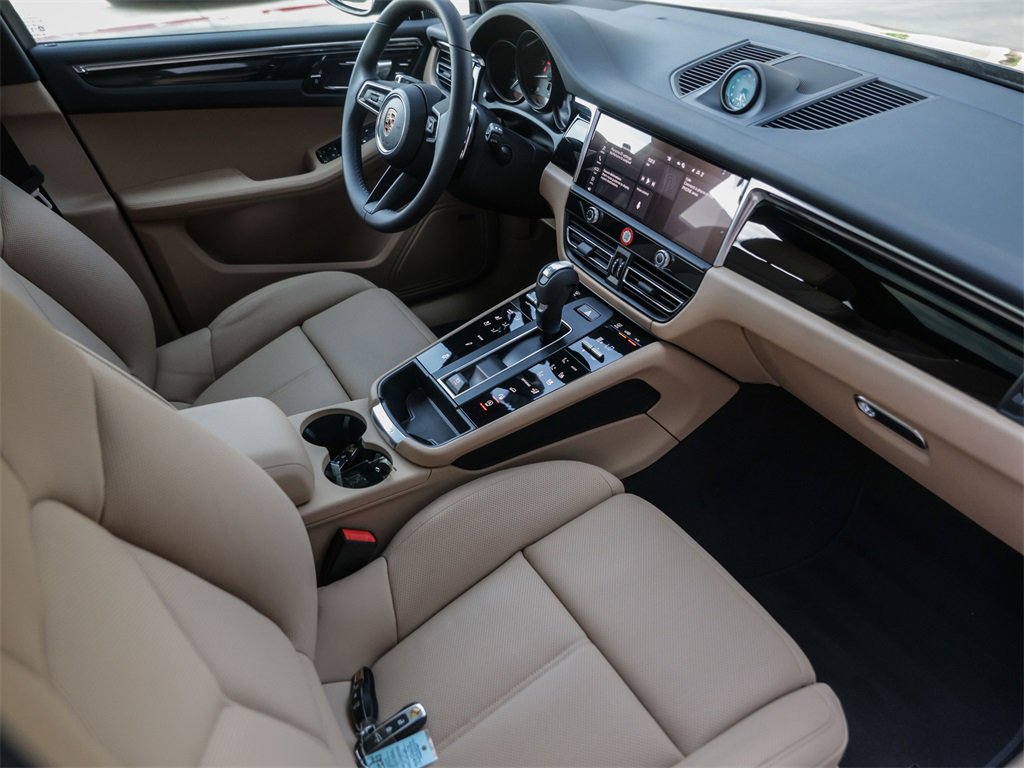 Used 2025 Porsche Macan image 35