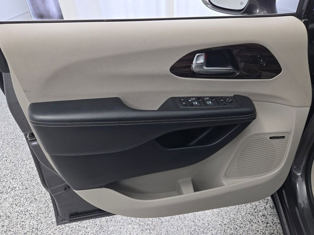 Used 2022 Chrysler Pacifica Limited FWD image 18