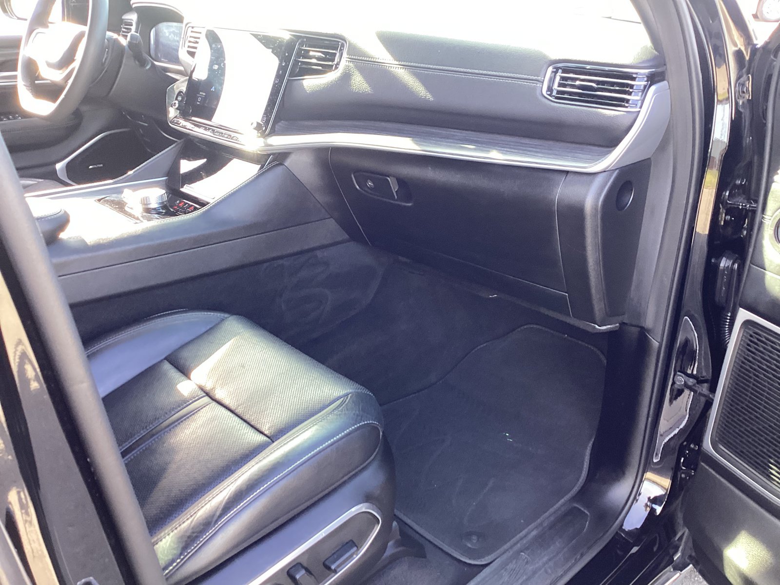 Used 2024 Jeep Wagoneer L Series II w/ Flexible Seating Group AWD/4WD image 19
