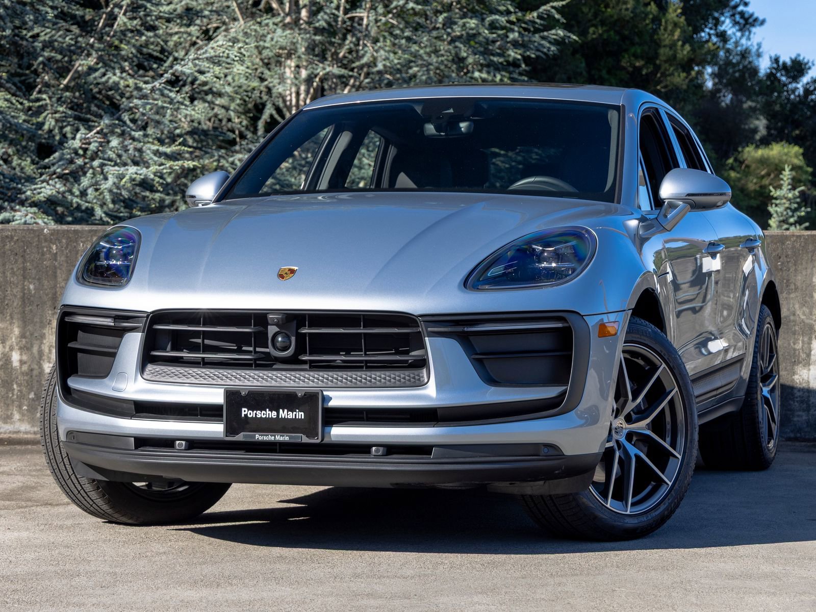 Certified 2025 Porsche Macan AWD/4WD image 1