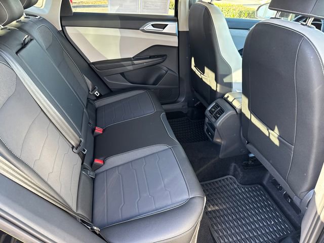 Certified 2025 Volkswagen Taos SE image 24