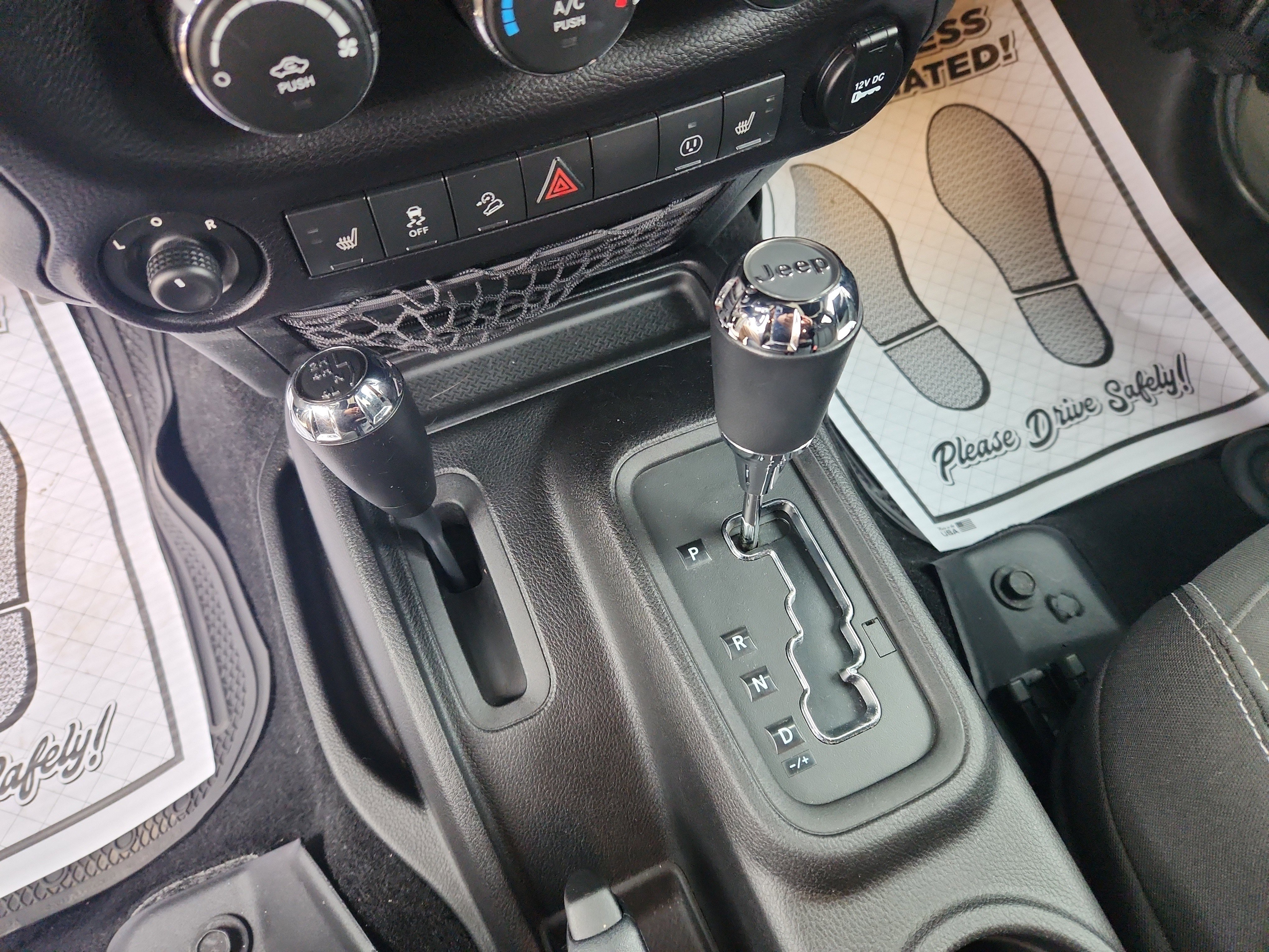 Used 2015 Jeep Wrangler Unlimited Rubicon w/ Connectivity Group image 30