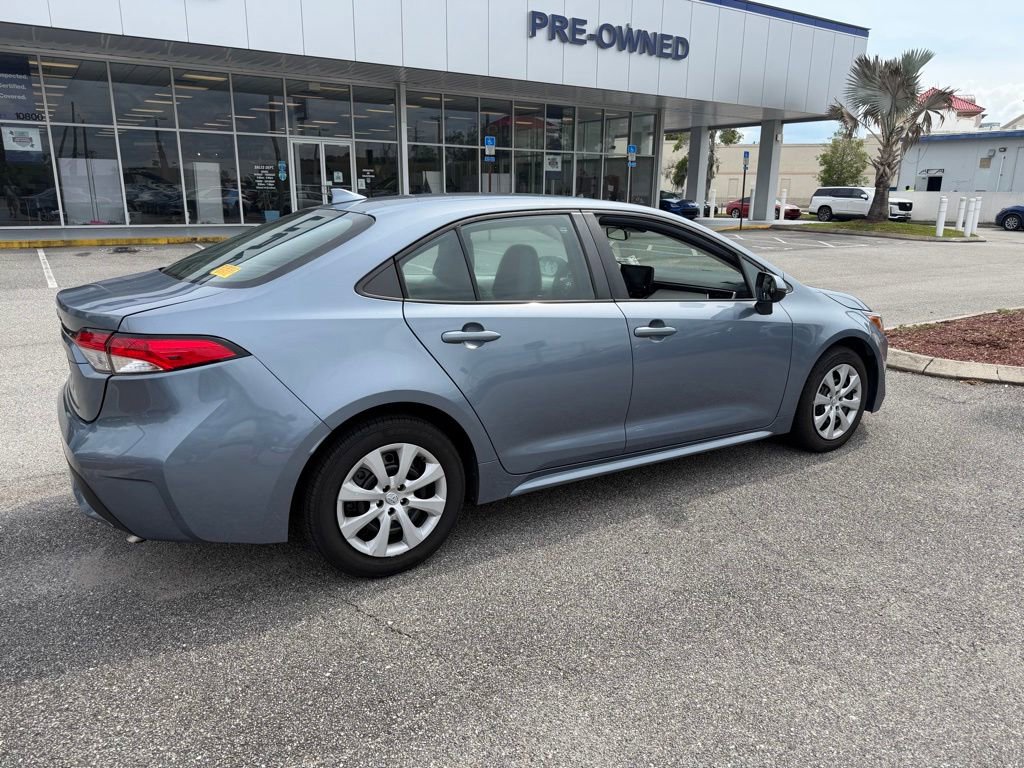 Used 2022 Toyota Corolla LE FWD image 3