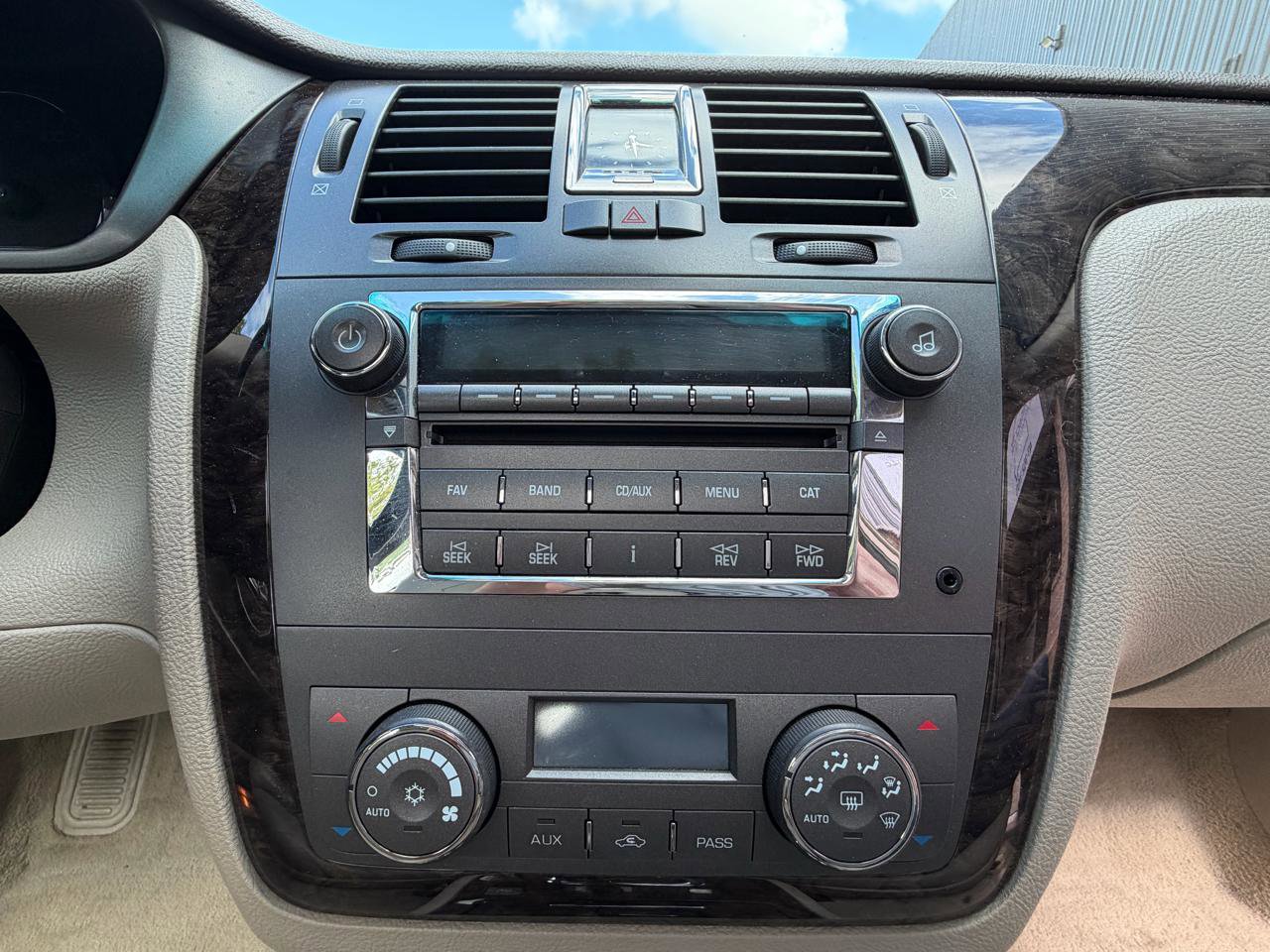 Used 2010 Cadillac DTS Luxury FWD image 37