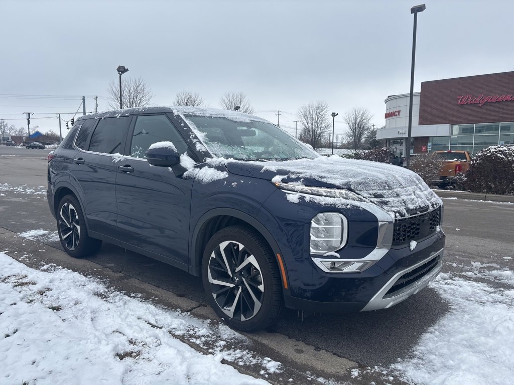 Used 2024 Mitsubishi Outlander SE image 3
