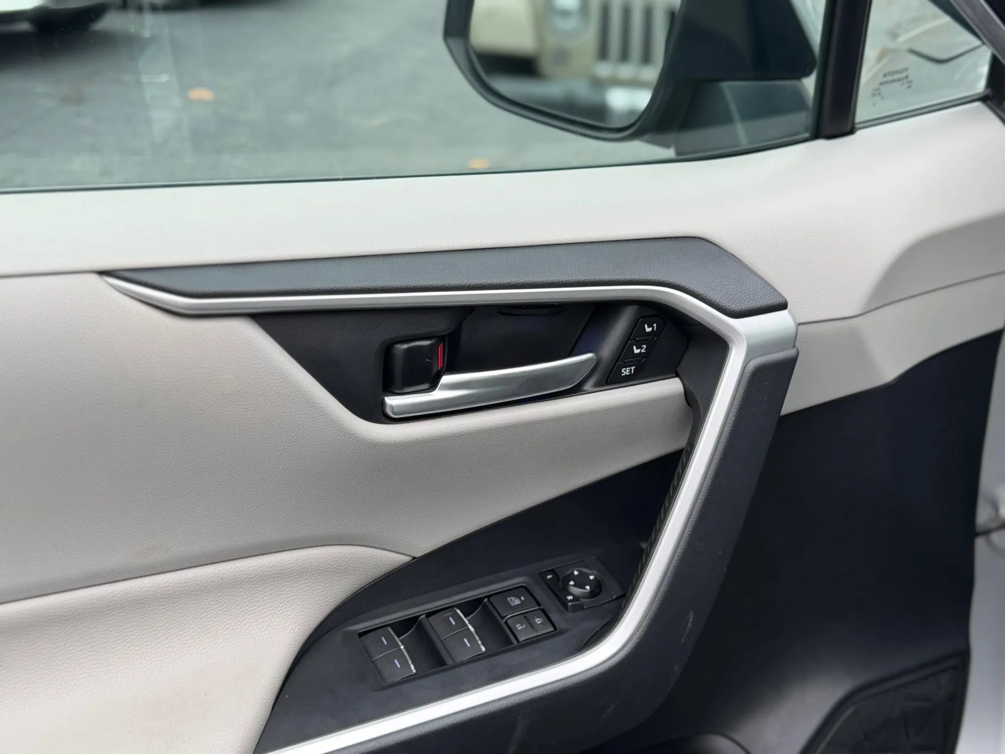 Used 2019 Toyota RAV4 XLE Premium image 25