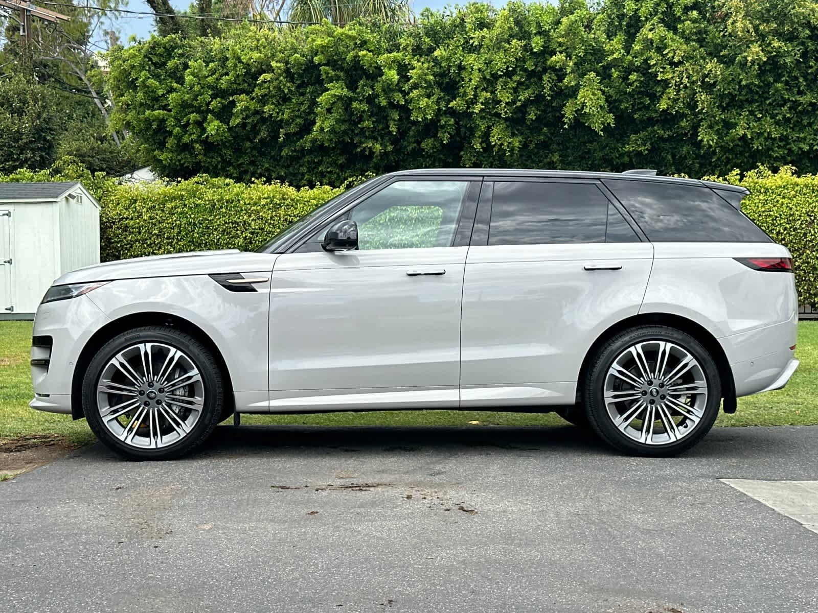Used 2025 Land Rover Range Rover Sport Dynamic SE AWD/4WD image 2