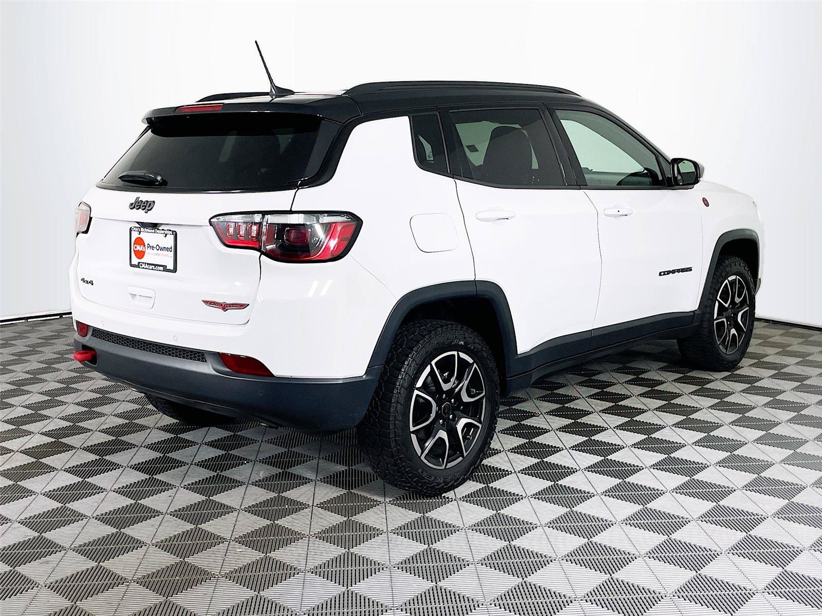 Used 2025 Jeep Compass Trailhawk AWD/4WD image 9