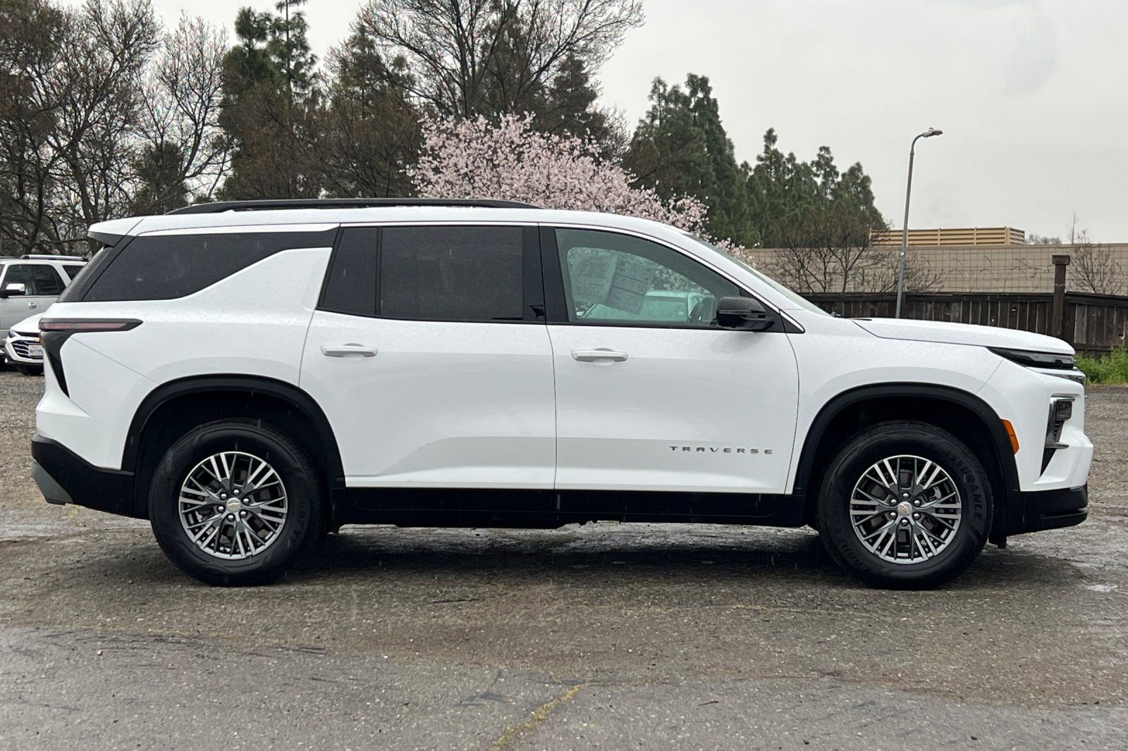 Used 2024 Chevrolet Traverse LT image 3