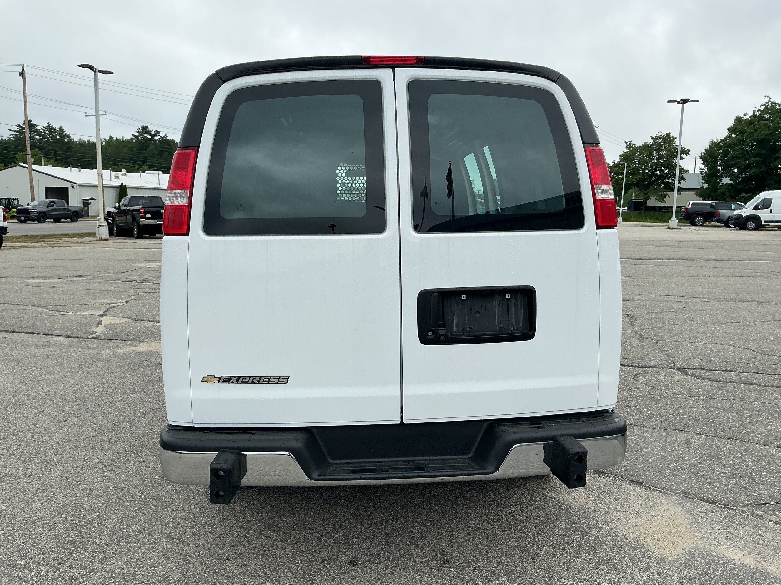 Used 2022 Chevrolet Express 2500 w/ Driver Convenience Package RWD image 3