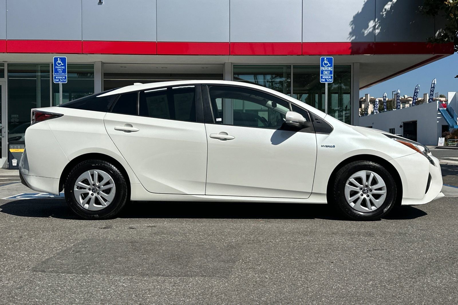 Used 2017 Toyota Prius Two w/ Carpet Mat Package FWD image 3