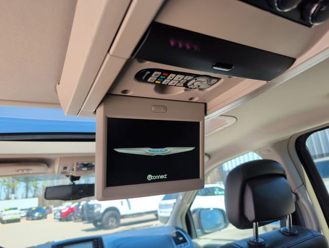 Used 2016 Chrysler Town & Country Touring-L FWD image 31