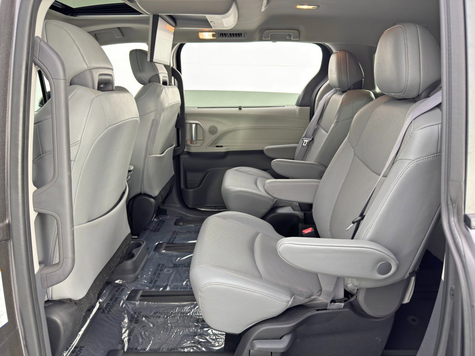 Used 2024 Toyota Sienna Limited image 47