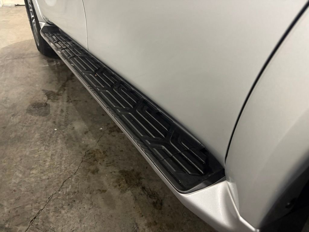 Used 2024 Nissan Armada SL w/ Captain's Chairs Package image 10