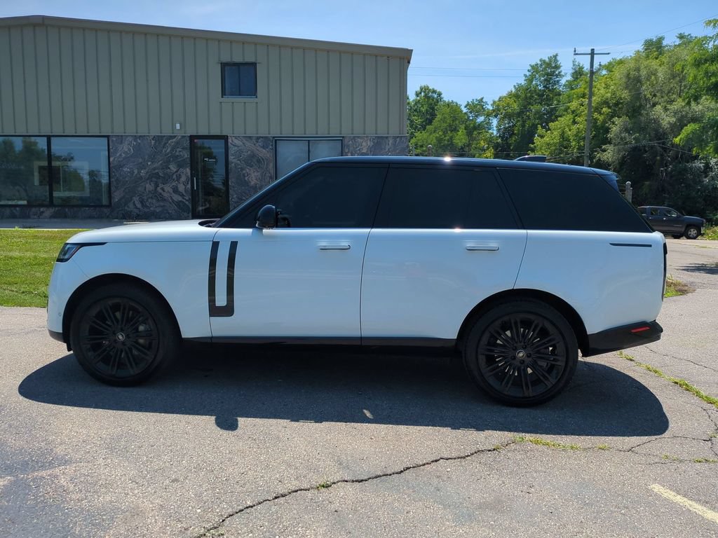 Used 2022 Land Rover Range Rover SE AWD/4WD image 2